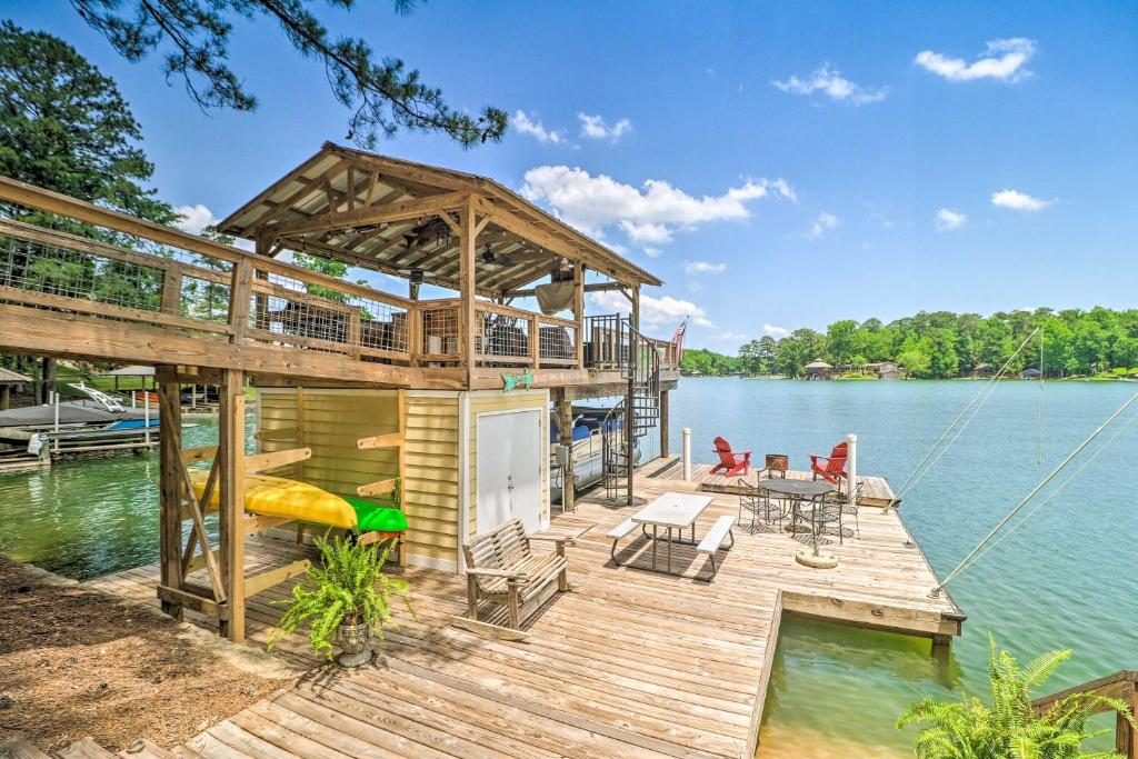 Lake Martin Cabin with Luxury Dock and Kayaks!